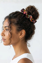 Załaduj obraz do przeglądarki galerii, Model Front: Rio De Sol Chouchou Fiore Scrunchie
