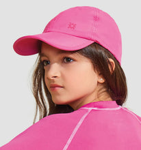 Załaduj obraz do przeglądarki galerii, Model Front: Uv Line Casquette Cap Teens Colors Inf Pink Upf50+

