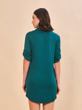 Załaduj obraz do przeglądarki galerii, Model Back: Uv Line Chemise Shirtdress Copenhagen Petroleo Upf50+
