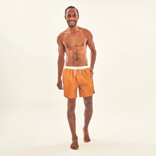 Załaduj obraz do przeglądarki galerii, Model Front: Uv Line Bermuda / Short Pour Homme Shorts Boxer Ocre Upf50+
