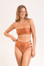 Załaduj obraz do przeglądarki galerii, Model Front: Rio De Sol Bas Bottom Nocciola High-Waist-Spin

