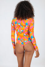 Załaduj obraz do przeglądarki galerii, Model Back: Rio De Sol Haut Top Orange-Bloom Rash-Guard
