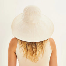 Załaduj obraz do przeglądarki galerii, Model Back: Uv Line Chapeau Souple/Capeline Beverly Hills Areia Upf50+
