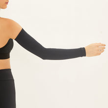 Załaduj obraz do przeglądarki galerii, Model Back: Uv Line Gants Long Sleeve Uni Black Upf50+
