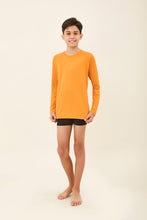 Załaduj obraz do przeglądarki galerii, Model Front: Uv Line T-Shirt Longsleeve Uvpro Kids Orange Upf50+
