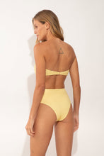Załaduj obraz do przeglądarki galerii, Model Back: Rio De Sol Bas Bottom Drift-Butterglow Hotpants
