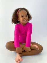Załaduj obraz do przeglądarki galerii, Model Front: Rio De Sol T-Shirt Amaranto Rash-Guard Kids
