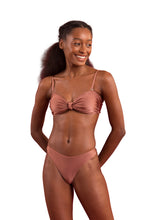 Załaduj obraz do przeglądarki galerii, Model Front: Rio De Sol Bas Bottom Shimmer-Copper Nice-Fio
