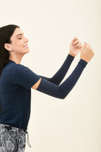 Załaduj obraz do przeglądarki galerii, Image 03: Uv Line Gants Sun-Protection Sleeve Navy Upf50+

