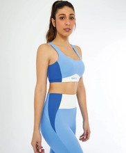 Załaduj obraz do przeglądarki galerii, Model Front: Alto Giro Fitness Haut Top Blackout Cos Anatomico Azul Soft
