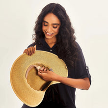 Załaduj obraz do przeglądarki galerii, Image 05: Uv Line Chapeau Souple/Capeline Hat Santorini Imp Fem Wheat Upf50+
