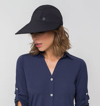 Załaduj obraz do przeglądarki galerii, Model Front: Uv Line Casquette Visor Capri Colors Nac Fem Black Upf50+
