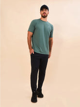 Załaduj obraz do przeglądarki galerii, Model Front: Uv Line T-Shirt Pour Homme T-Shirt New Fit Textura Masc Verde Jade Upf50+
