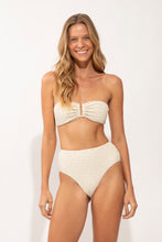 Załaduj obraz do przeglądarki galerii, Model Front: Rio De Sol Bas Bottom Brisa-Offwhite Hotpants
