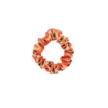 Załaduj obraz do przeglądarki galerii, Product Front: Rio De Sol Chouchou Maracai Scrunchie
