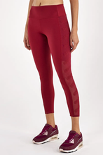 Załaduj obraz do przeglądarki galerii, Model Front: Alto Giro Fitness Bas Legging Hyper Bordado Lateral Vermelho Power
