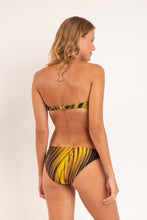 Załaduj obraz do przeglądarki galerii, Model Back: Rio De Sol Ensemble Set Luxor Bandeau-Joy Essential-Comfy
