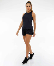 Załaduj obraz do przeglądarki galerii, Model Front: Alto Giro Fitness Bas Shorts Bahamas Elastic Abertura Lateral Preto
