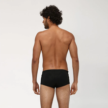 Załaduj obraz do przeglądarki galerii, Model Back: Uv Line Sunga / Boxer Swim Trunks Masc Black Upf50+
