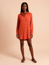 Załaduj obraz do przeglądarki galerii, Model Front: Uv Line Chemise Shirtdress Copenhagen Pitanga Upf50+
