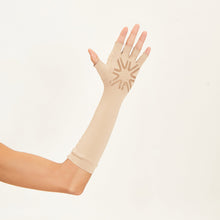 Załaduj obraz do przeglądarki galerii, Model Back: Uv Line Gants Long Gloves Uni Chocolate Upf50+
