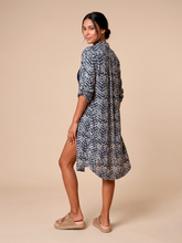 Załaduj obraz do przeglądarki galerii, Model Back: Uv Line Chemise Midi Chemise Tie Dye Blue Upf50+
