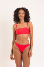 Załaduj obraz do przeglądarki galerii, Model Front: Rio De Sol Haut Top Rouge Bandeau-Reto
