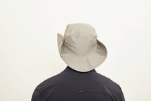 Załaduj obraz do przeglądarki galerii, Model Back: Uv Line Chapeau Souple/Capeline Hat Safari L Masc Sand Upf50+
