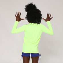 Załaduj obraz do przeglądarki galerii, Model Back: Uv Line T-Shirt Camiseta Uvlight Amarelo Fluor Spf50+
