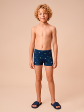 Załaduj obraz do przeglądarki galerii, Model Front: Uv Line Maillot De Bain Garçon Swim Trunks Kids Pirates Fun Upf50+
