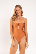Załaduj obraz do przeglądarki galerii, Model Front: Rio De Sol Une Pièce Shimmer-Nocciola Sara-Op
