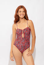 Załaduj obraz do przeglądarki galerii, Model Front: Rio De Sol Une Pièce Coral-Feline Sara-Op

