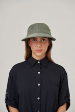 Załaduj obraz do przeglądarki galerii, Model Front: Uv Line Casquette Visor Nice Fem Militar Green Upf50+
