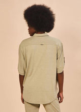 Załaduj obraz do przeglądarki galerii, Model Back: Uv Line Chemise Shirt Copa Sand Upf50+
