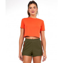 Załaduj obraz do przeglądarki galerii, T-Shirt Skin Fit Cropped 1983 Laranja Pitanga
