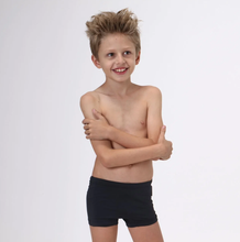 Załaduj obraz do przeglądarki galerii, Model Front: Uv Line Maillot De Bain Garçon Trunks Kids F Inf Black Upf50+
