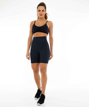 Załaduj obraz do przeglądarki galerii, Model Front: Alto Giro Fitness Bas Bermuda Hyper Com Bolsos Laterais Preto
