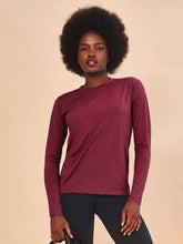 Załaduj obraz do przeglądarki galerii, Model Front: Uv Line T-Shirt Longsleeve Uvpro Vermelho Quimado Upf50+
