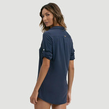 Załaduj obraz do przeglądarki galerii, Model Back: Uv Line Vêtement De Plage Shirtdress Copenhagen Fem Navy Blue Upf50+
