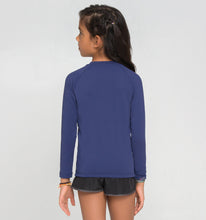 Załaduj obraz do przeglądarki galerii, Model Back: Uv Line T-Shirt Longsleeve Uvpro Kids Navy Blue Upf50+
