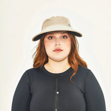 Załaduj obraz do przeglądarki galerii, Model Front: Uv Line Casquette Visor Capri Colors Nac Fem Sand Black Upf50+
