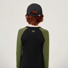 Załaduj obraz do przeglądarki galerii, Model Back: Uv Line Casquette Cap Teens Colors Inf Black Upf50+
