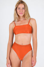 Załaduj obraz do przeglądarki galerii, Gallery: Rio De Sol Ensemble Set Paprica Bandeau-Reto Hotpants
