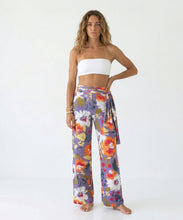 Załaduj obraz do przeglądarki galerii, Model Front: Rio De Sol Pantalon De Plage Garden-Flower Pants Knot
