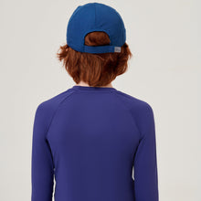 Załaduj obraz do przeglądarki galerii, Model Back: Uv Line Casquette Cap Teens Colors Inf Navyblue Upf50+
