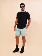 Załaduj obraz do przeglądarki galerii, Model Front: Uv Line Bermuda / Short Pour Homme Shorts Acqua Boxer Indigo Upf50+
