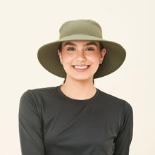 Załaduj obraz do przeglądarki galerii, Model Front: Uv Line Bob Hat California Nac Fem Green Militar Upf50+
