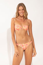 Załaduj obraz do przeglądarki galerii, Model Front: Rio De Sol Haut Top Ditsy-Butter Juliette
