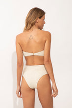 Załaduj obraz do przeglądarki galerii, Model Back: Rio De Sol Bas Bottom Brisa-Offwhite Hotpants
