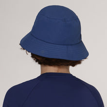 Załaduj obraz do przeglądarki galerii, Model Back: Uv Line Bob Hat Basic Kids Inf Navy Blue Upf50+

